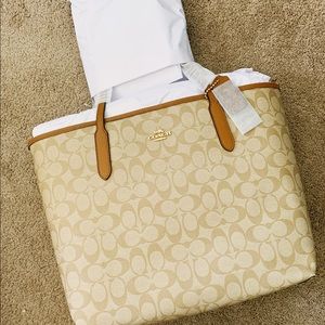 Coach CITY TOTE IN SIGNATURE CANVAS (COACH 5696)